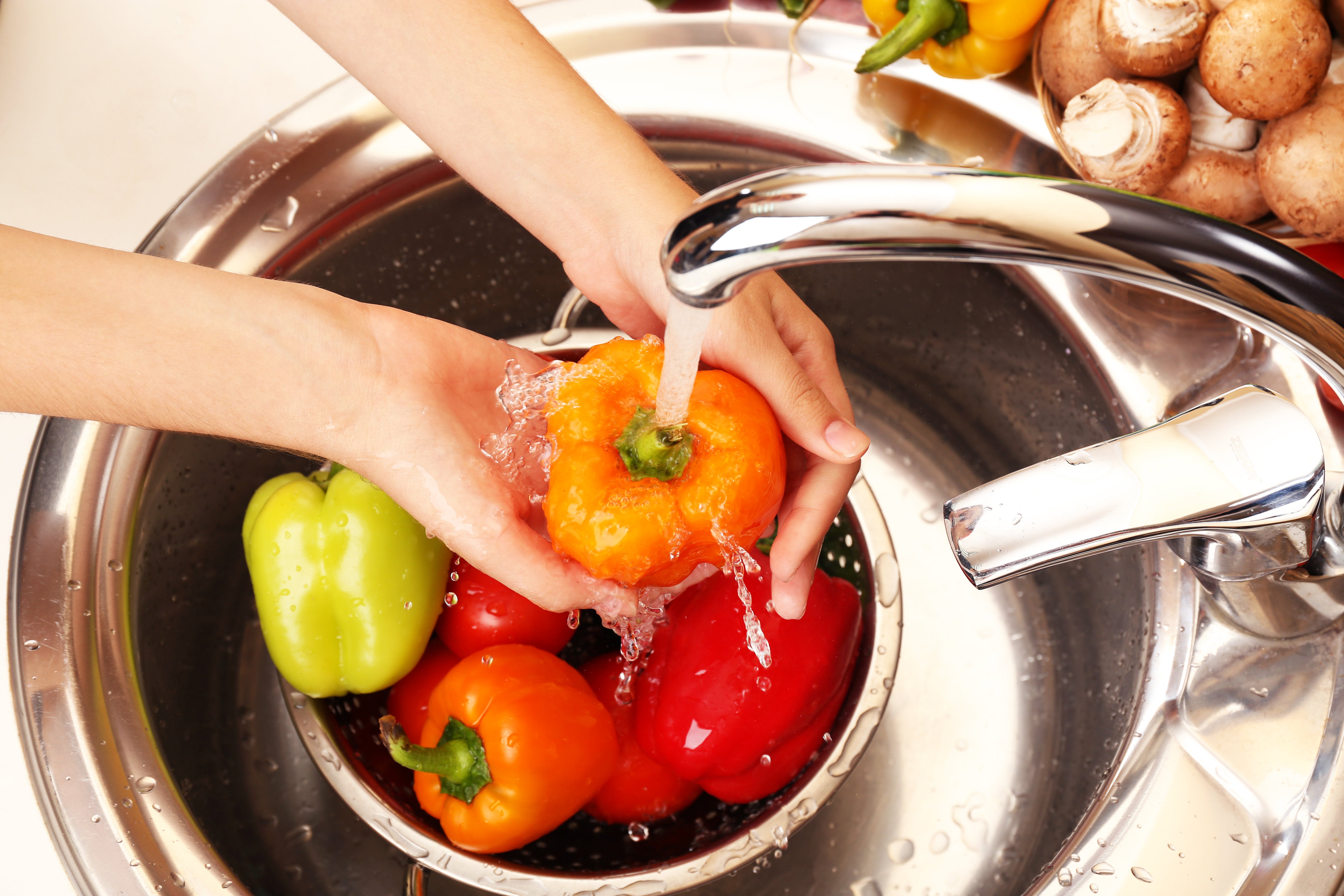 Cómo desinfectar tus verduras y frutas usando sal y limón